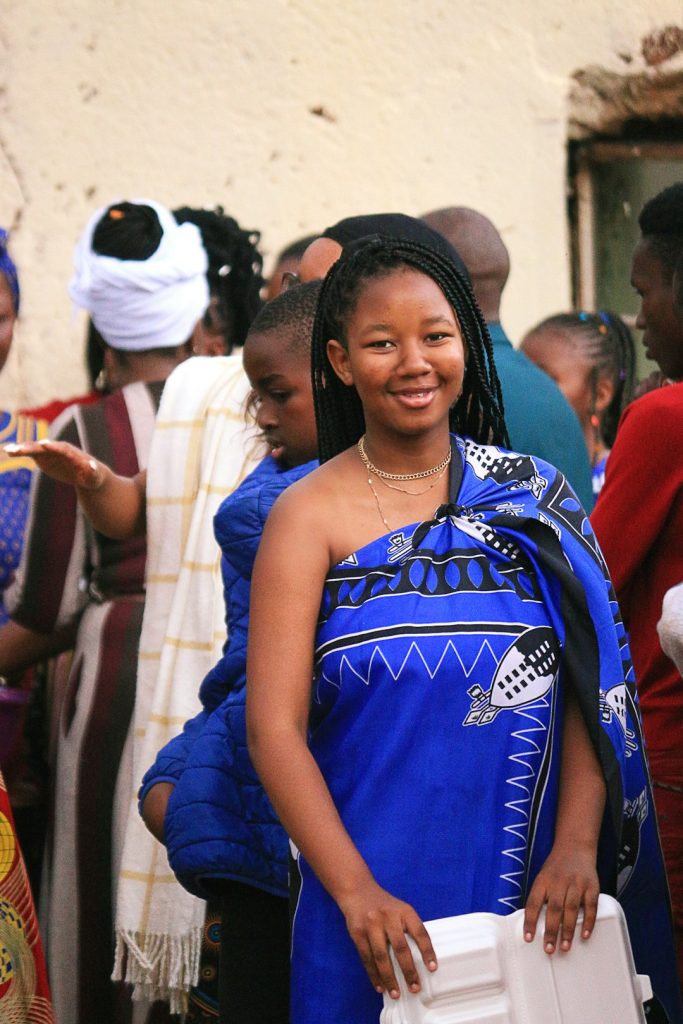 smiling-woman-wearing-traditional-african-attire-wxa01jkydym
